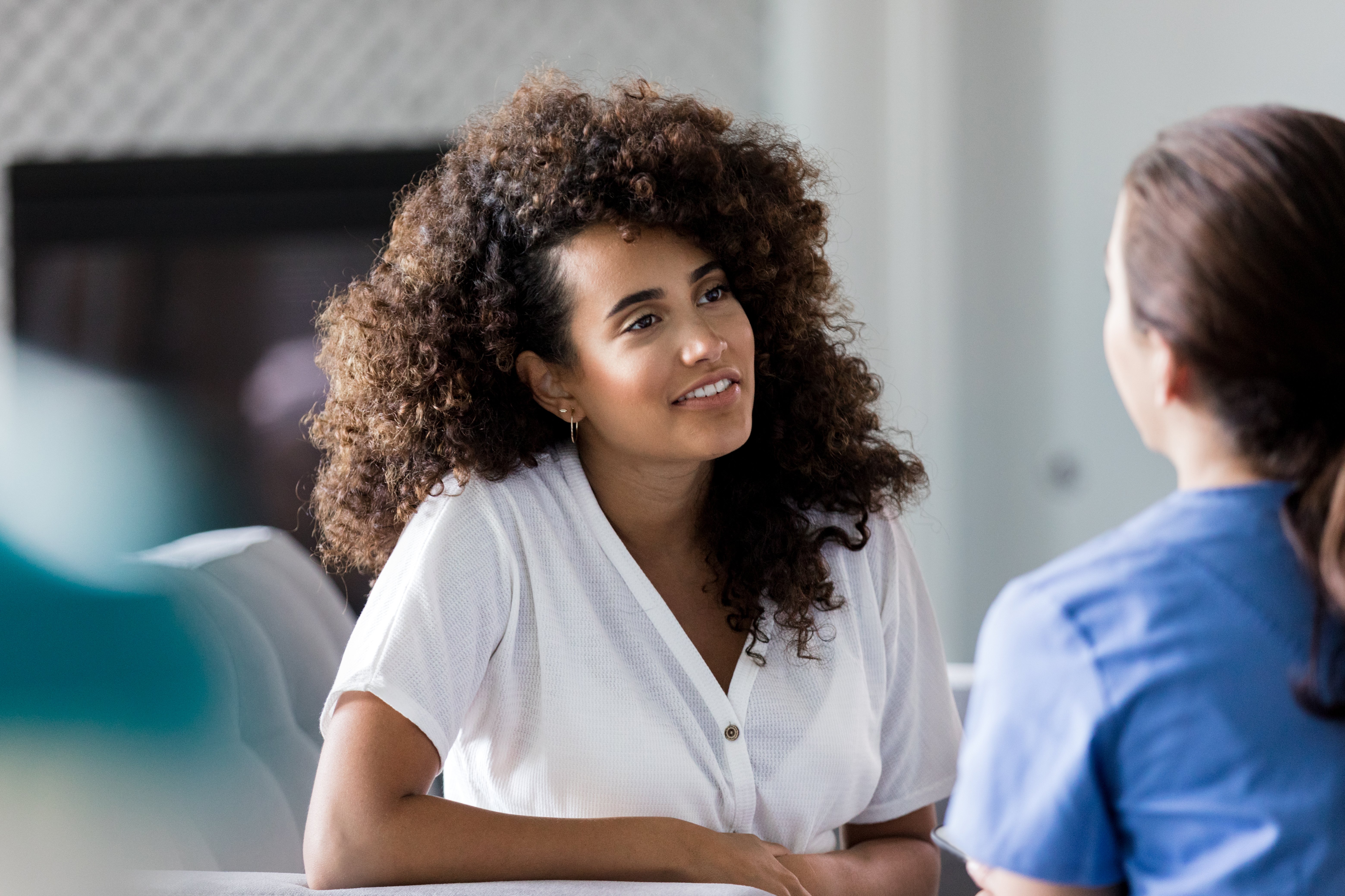 GettyImages_1178376523_adult_friends_chatting GettyImages_1178376523_adult_friends_chatting